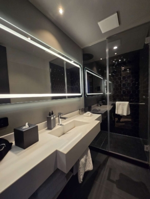 Stuttgarts Finest: Exklusives Appartement in der Cloud N°7 - Bad (5673)