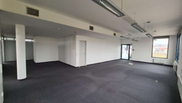 Helle Büroflächen im Zentrum – sofort frei! - Großraumbüro und Warteecke (5539)