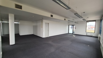 Helle Büroflächen im Zentrum – sofort frei! - Großraumbüro und Warteecke (6216)