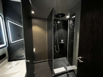 Stuttgarts Finest: Exklusives Appartement in der Cloud N°7 - Bad (5733)