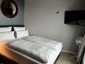 Stuttgarts Finest: Exklusives Appartement in der Cloud N°7 - Schlafzimmer (5731)