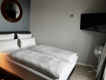 Stuttgarts Finest: Exklusives Appartement in der Cloud N°7 - Schlafzimmer (6171)