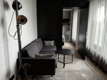 Stuttgarts Finest: Exklusives Appartement in der Cloud N°7 - Wohnzimmer (6170)