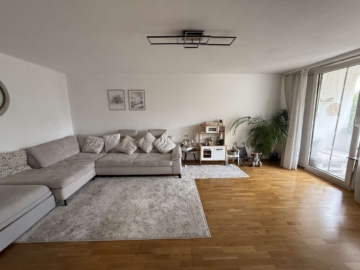 3,5 Zimmerwohnung mit Balkon und schöner Aussicht - Wohnzimmer (6044)